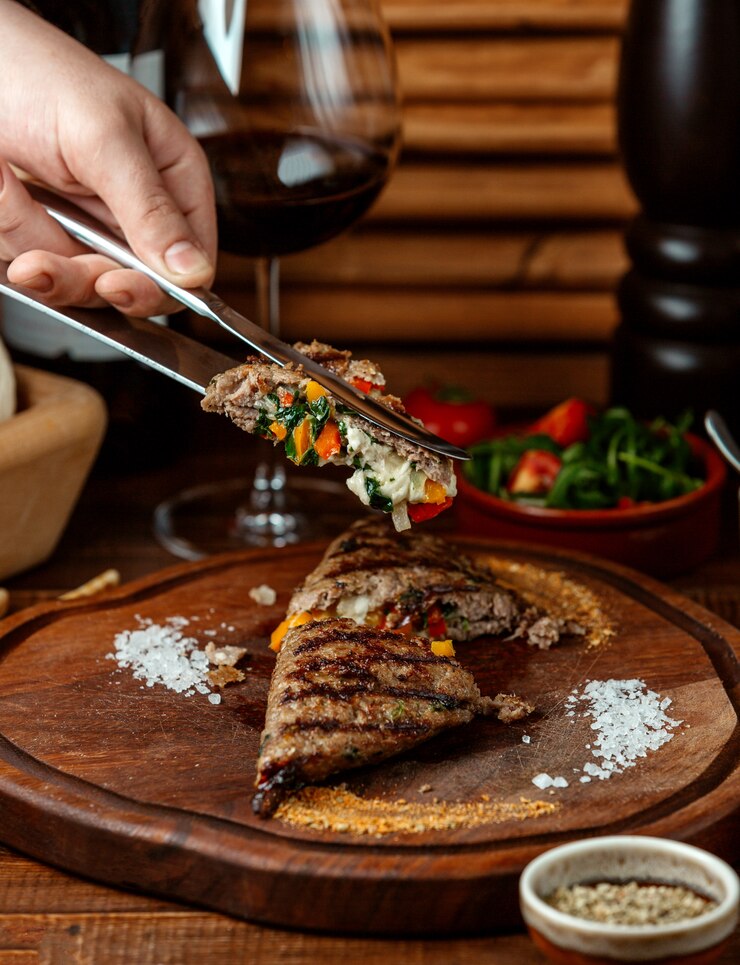 Gratis Foto gebakken vlees steak op een houten bord