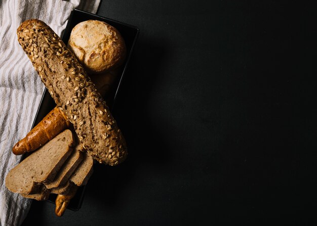 Gebakken volkoren brood op zwarte donkere achtergrond