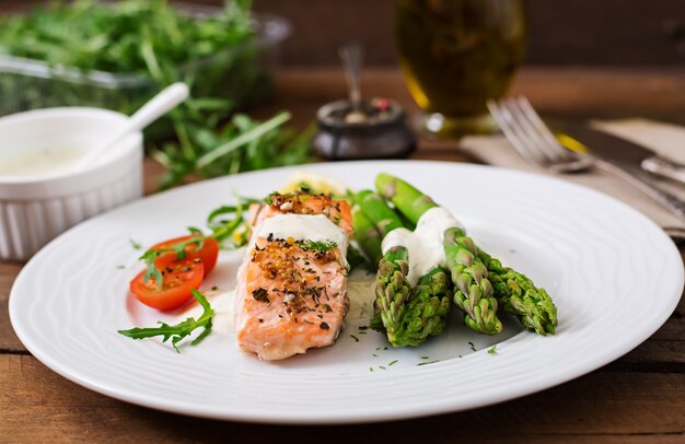 Gebakken zalm gegarneerd met asperges en tomaten met kruiden