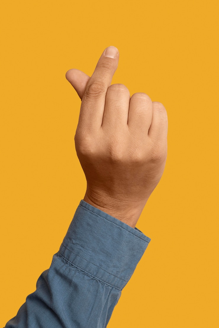 Gratis Foto gebarentaal symbool geïsoleerd op geel