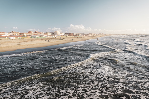 gebouwen aan de kust in de buurt van gekke golven van de zee