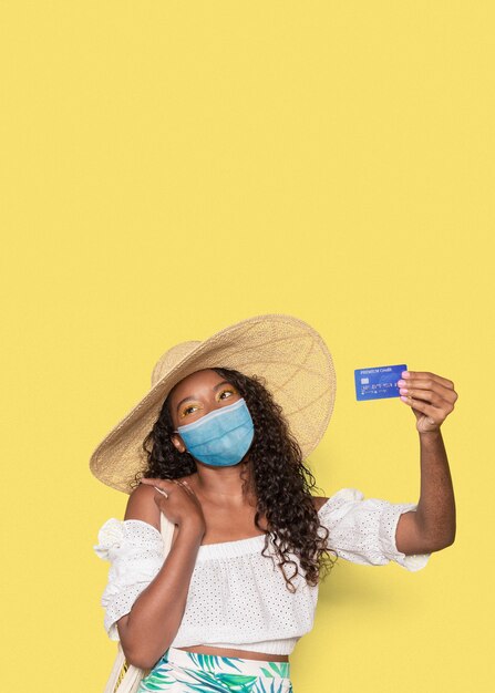 Gebruinde vrouw die van haar zomervakantie geniet met een creditcard