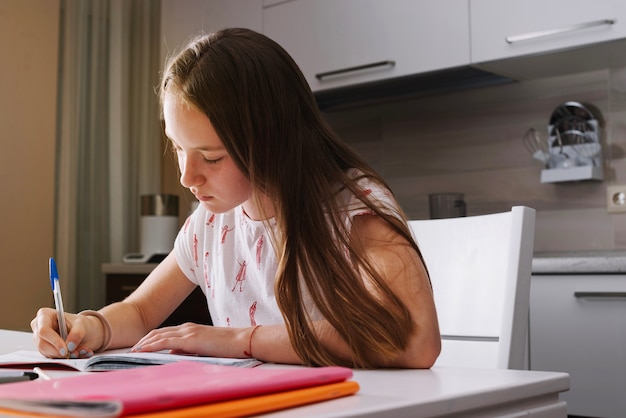 Geconcentreerd meisje thuis studeren