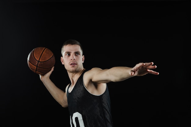 Geconcentreerde basketbalspeler voordat de bal gooien