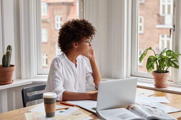 Geconcentreerde jonge succesvolle zakenvrouw thuis werken