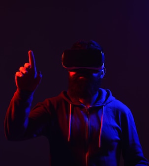 Geconcentreerde man in virtual reality-headset toekomstige technologieconcept mannen met vr-headset