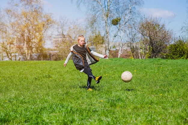 Geconcentreerde meisjes voetbal spelen