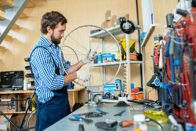 Geconcentreerde monteur gewikkeld in werk