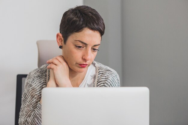 Geconcentreerde onderneemster die haar computer