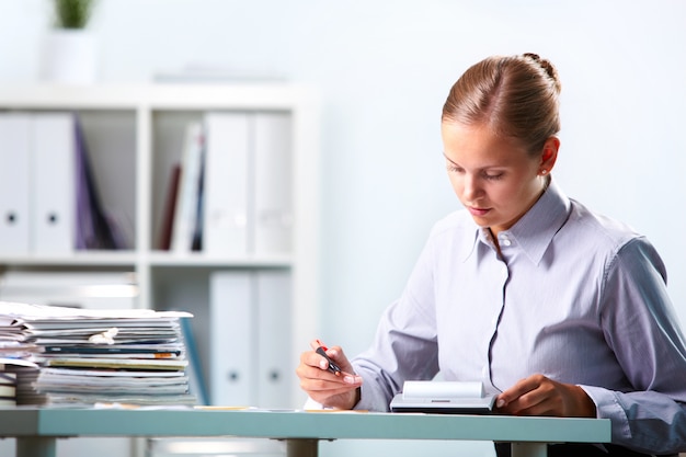 Gratis foto geconcentreerde onderneemster met een markeerstift