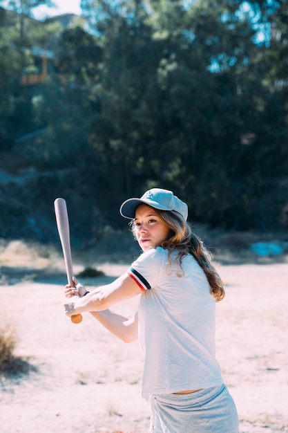 Geconcentreerde tiener student swingende honkbalknuppel
