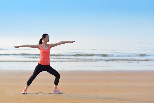 Geconcentreerde vrouw uitoefenen op het strand