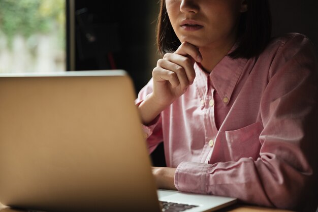 geconcentreerde vrouw zitten bij de tafel