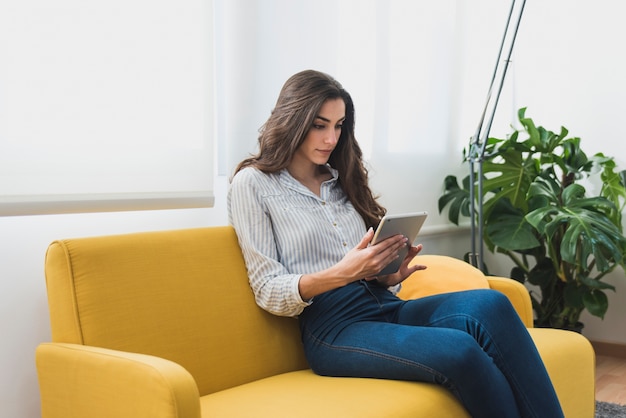 Geconcentreerde zakenvrouw werken met haar tablet