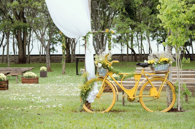 Gratis foto gedecoreerde gele fiets in het prachtige park