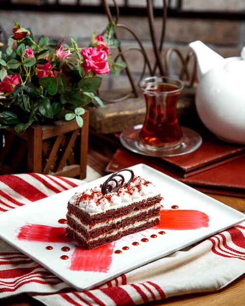 Gedeelte rood fluwelen cake versierd met chocolade