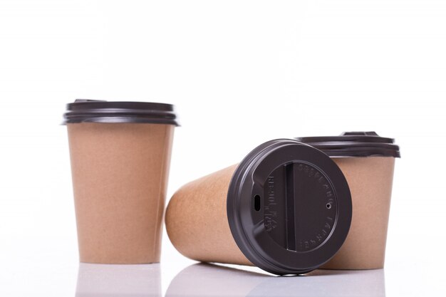 Gedekt papier koffie cups verschillende maten geïsoleerd op wit