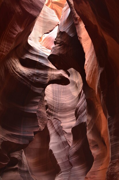 Gedessineerde en getextureerde muren van een rode rots zandsteen canyon.