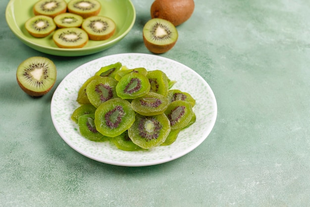 Gedroogd eigengemaakt kiwifruit met verse kiwi.