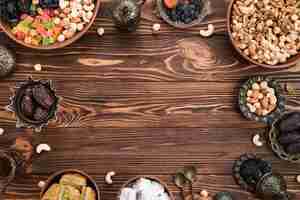 Gratis foto gedroogd fruit; data; lukum en baklava voorbereid voor ramadan op houten tafel