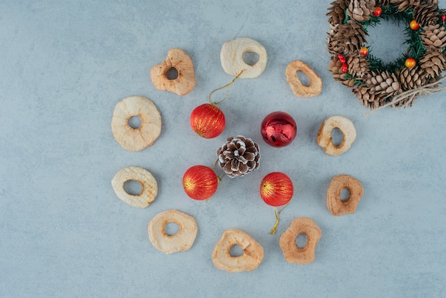 Gedroogd gezond fruit met kerstkrans van dennenappels. Hoge kwaliteit foto