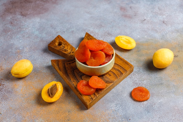 Gratis foto gedroogde abrikozen met verse, sappige abrikozenvruchten, bovenaanzicht