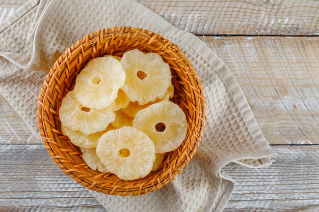 Gedroogde ananas in een mand op keuken handdoek