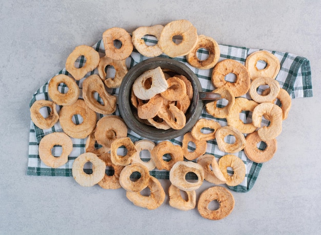 Gedroogde appelschijfjes in een metalen pot.