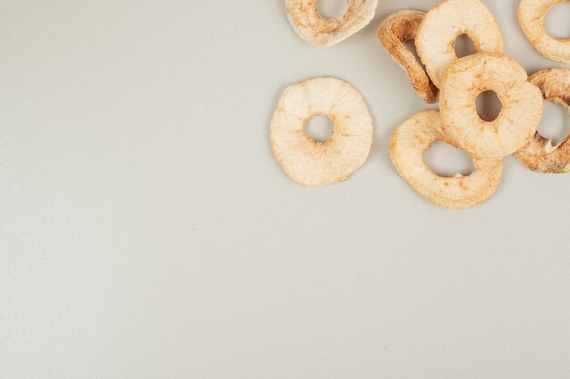 Gedroogde appelspaanders op grijze ondergrond