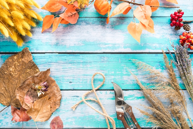 Gedroogde bloemen en herfstbladeren op tafel