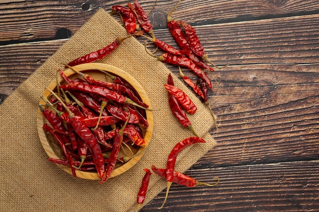 gedroogde chili peper in kleine houten plaat