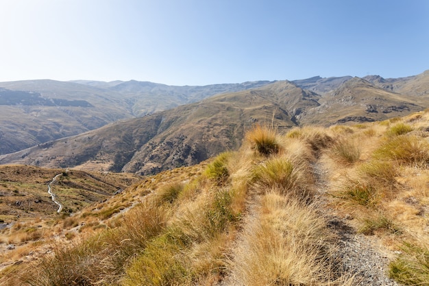 Gedroogde landschapsmening van de vallei van de Nacimiento-rivier in de Sierra Nevada, Spanje