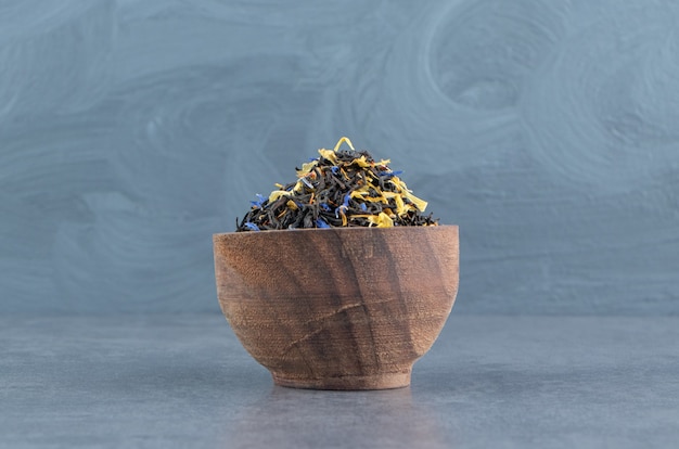 Gratis foto gedroogde losse theeën met tarwe op een houten kom