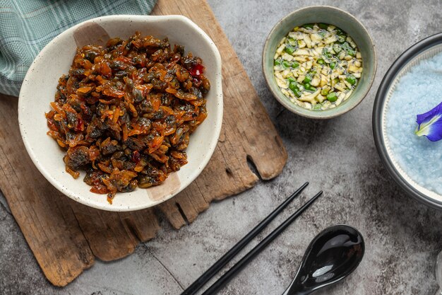 Gedroogde mosselen, geserveerd met drie gearomatiseerde saus geserveerd met gestoomde rijst Asian Seafood Concept.