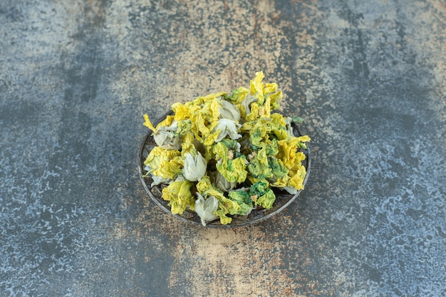 Gedroogde natuurlijke gele bloemen in metalen kom.