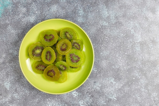 Gedroogde zelfgemaakte kiwi's met verse kiwi.
