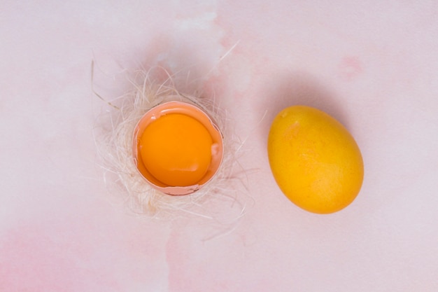 Geel ei met gebroken ei in nest