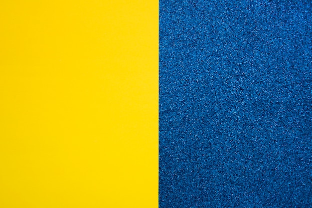 Geel kartondocument op blauw tapijt