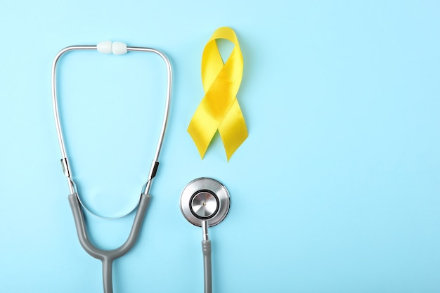 Geel lint symboliseert kanker bij kinderen bovenaanzicht