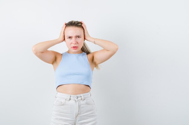 Geërgerd meisje wil geen geluid horen op een witte achtergrond