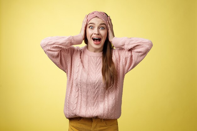 Gefrustreerd meisje in paniek schreeuwend naar het hoofd grijpend schreeuwend verontrust en bang starend met betraande ogen...