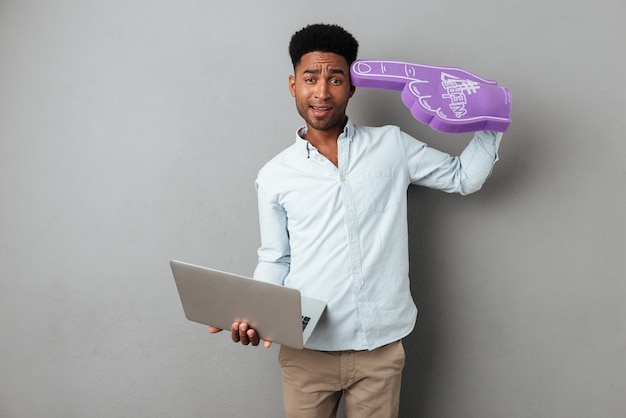 Gefrustreerd verward afrikaanse man met laptopcomputer