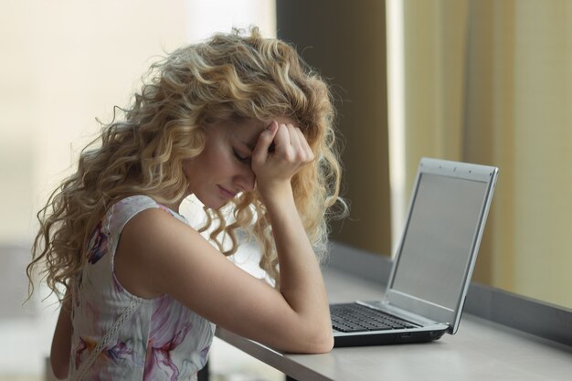 Gefrustreerde en gestresste vrouw op haar laptop. stress-concept.