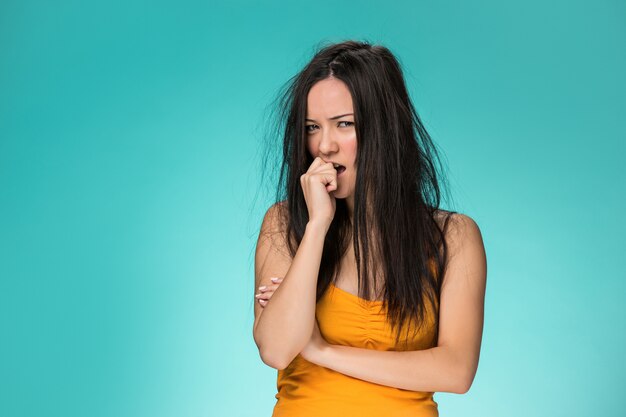 Gefrustreerde jonge vrouw met een slecht haar