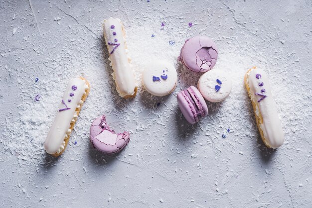 Gegeten bitterkoekjes met eclairs bestrooid met verdroogde kokosnoot