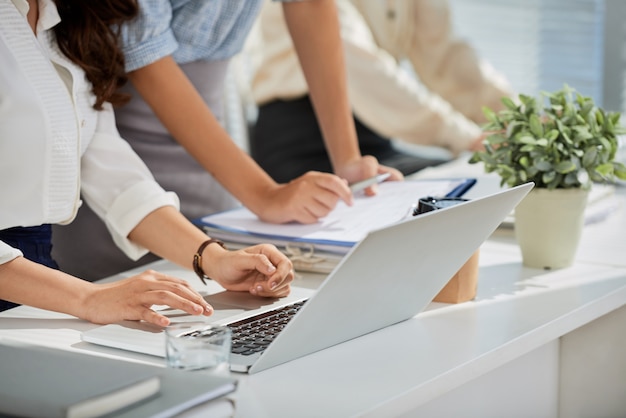 Gegevens controleren op laptop