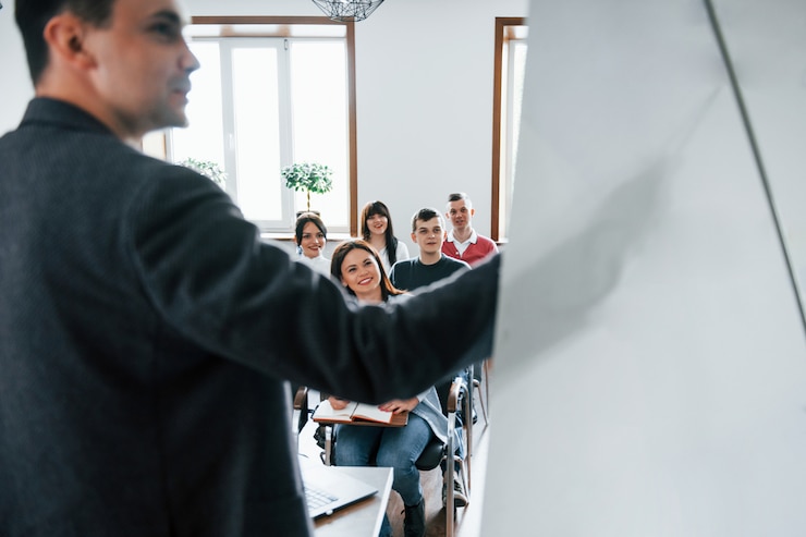 Gratis Foto gegevens weergeven. groep mensen op handelsconferentie in moderne klas overdag