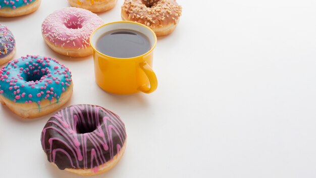 Geglazuurde donuts en koffie kopie ruimte