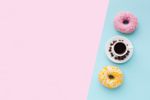 Geglazuurde donuts met koffie bovenaanzicht