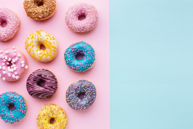 Geglazuurde donuts met kopie ruimte